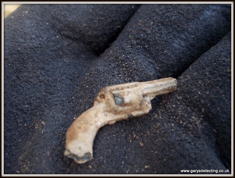 minature gun found with a metal detector